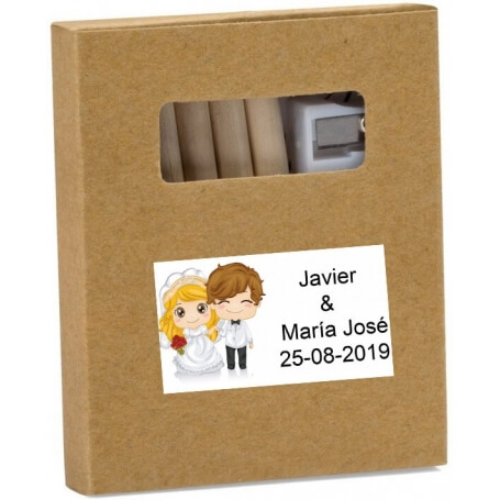Lápis de cor em caixa kraft personalizada com adesivo de casamento com nomes e data