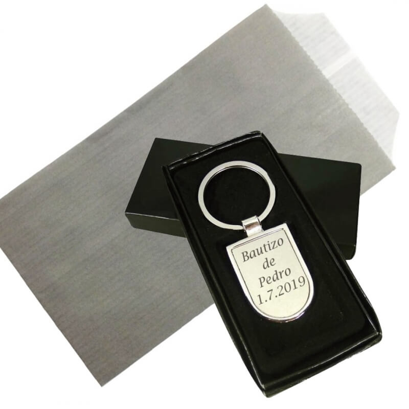 Chaveiro de metal gravado a laser apresentado em envelope kraft cinza personalizado