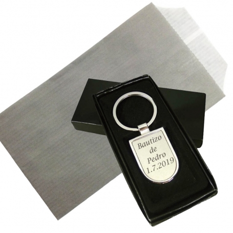 Chaveiro de metal gravado a laser apresentado em envelope kraft cinza personalizado