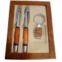 Conjunto de caneta e chaveiro com detalhes em madeira apresentados em uma caixa de janela