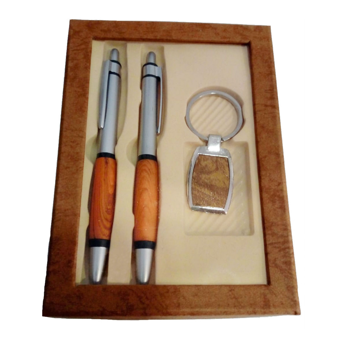 Conjunto de caneta e chaveiro com detalhes em madeira apresentados em uma caixa de janela
