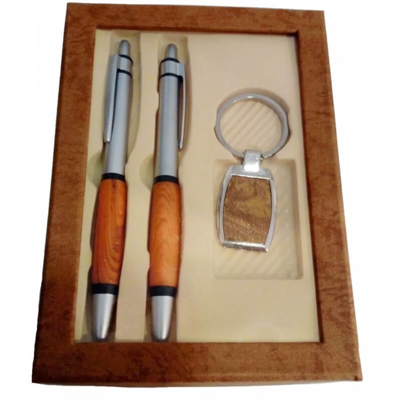 Conjunto de caneta e chaveiro com detalhes em madeira apresentados em uma caixa de janela