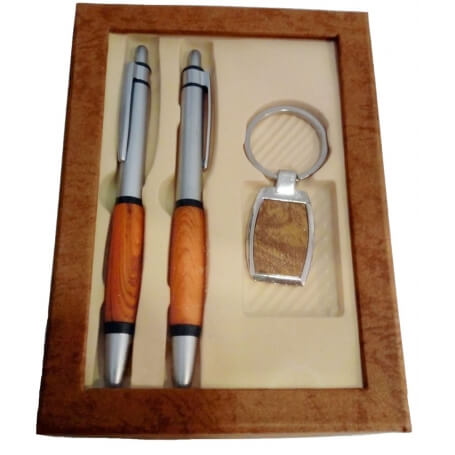 Set de Bolígrafos y Llavero con Detalles en Color Madera Presentado en Caja con Ventana