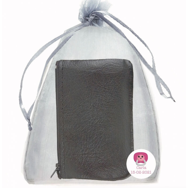 Carteira de poliéster preto com bolsa de organza e adesivo personalizado Um detalhe elegante e prático