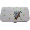 Conjunto de manicure e espelho com motivo de koala apresentado em bolsa de koala