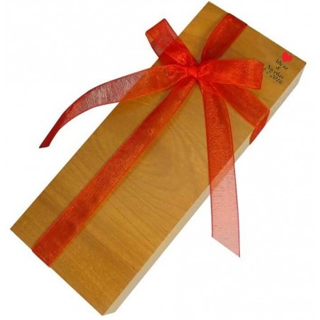 Caneta e faca personalizadas em uma caixa de madeira para lembrancinhas de casamento