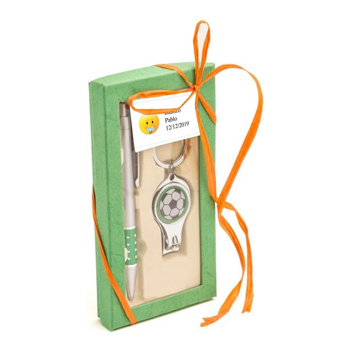 Caneta e chaveiro com tema de futebol apresentados em caixa de papelão decorada com cartão de batizado personalizado