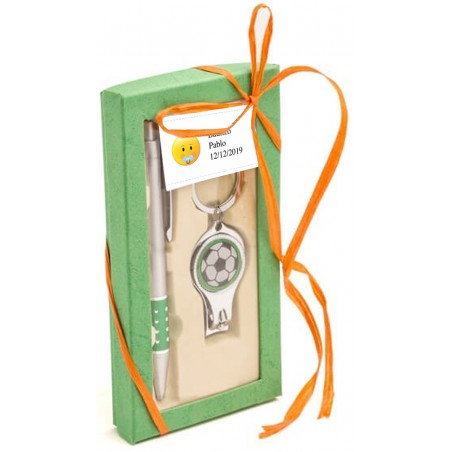 Caneta e chaveiro com tema de futebol apresentados em caixa de papelão decorada com cartão de batizado personalizado