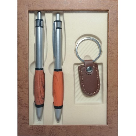 Conjunto de caneta e chaveiro com detalhes em madeira apresentados em uma caixa de janela