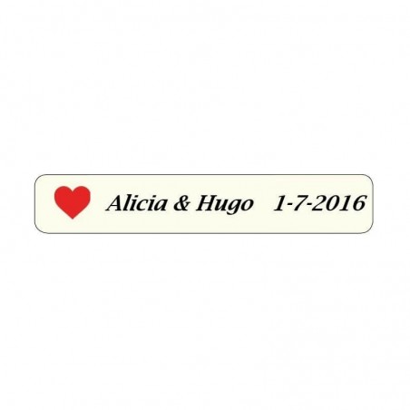 Leque branco personalizado com adesivo de coração apresentado em bolsa de organza vermelha