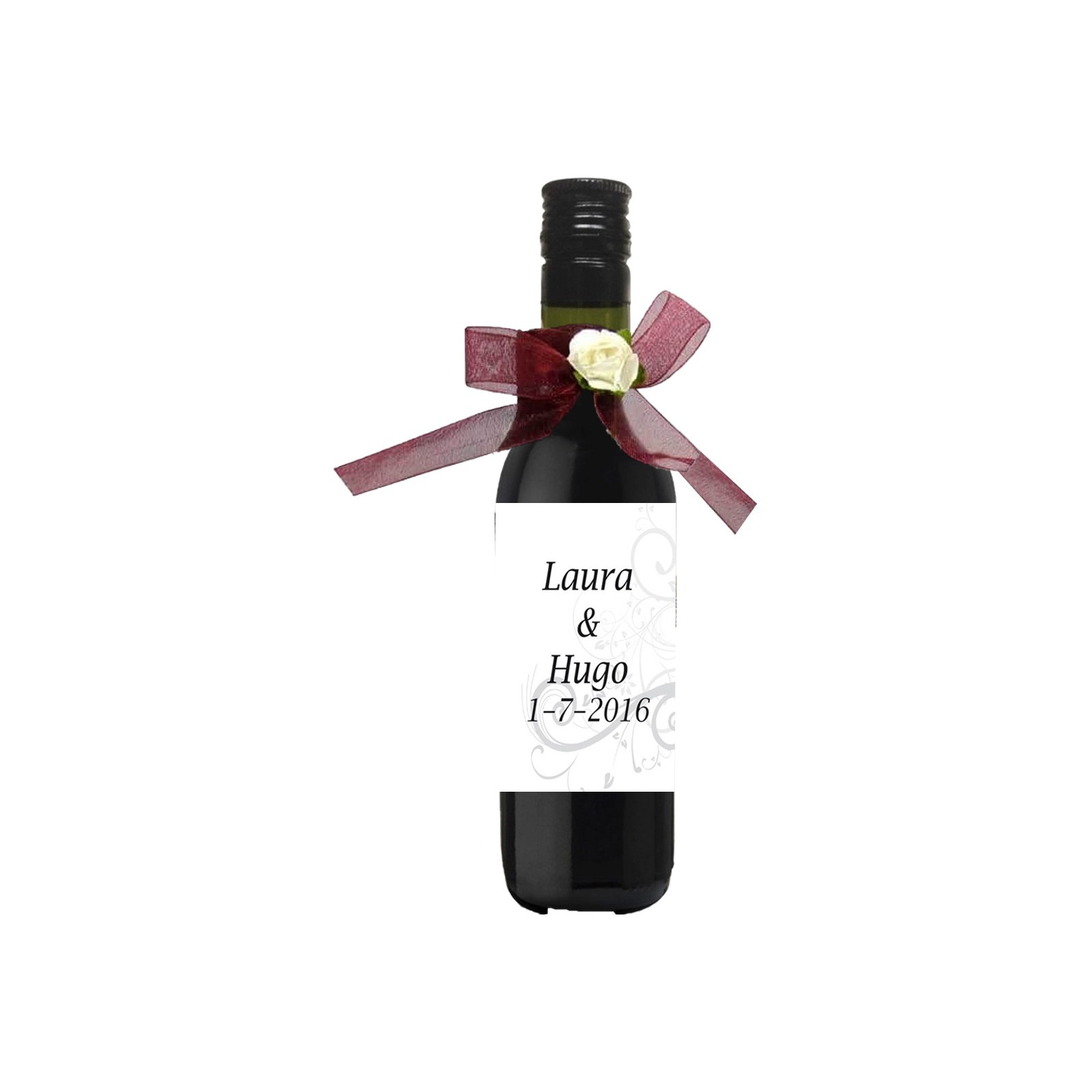 Vinho personalizado para casamento decorado com laço e flor