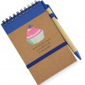 Caderno com caneta e adesivo de aniversário