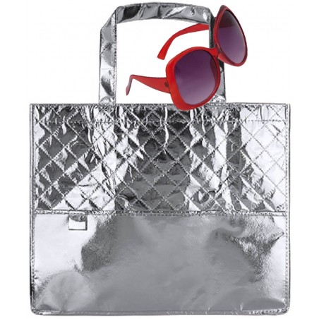 Bolso plateado con gafas de sol rojas