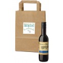 Botelha de vinho em bolsa de papel com adesivo de frase