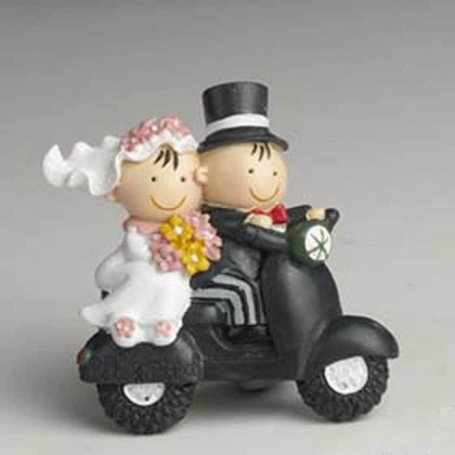 Imã com figura de noivos de casamento