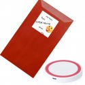 Carregador sem fio em um envelope kraft vermelho personalizado com um adesivo "Você é importante para mim".