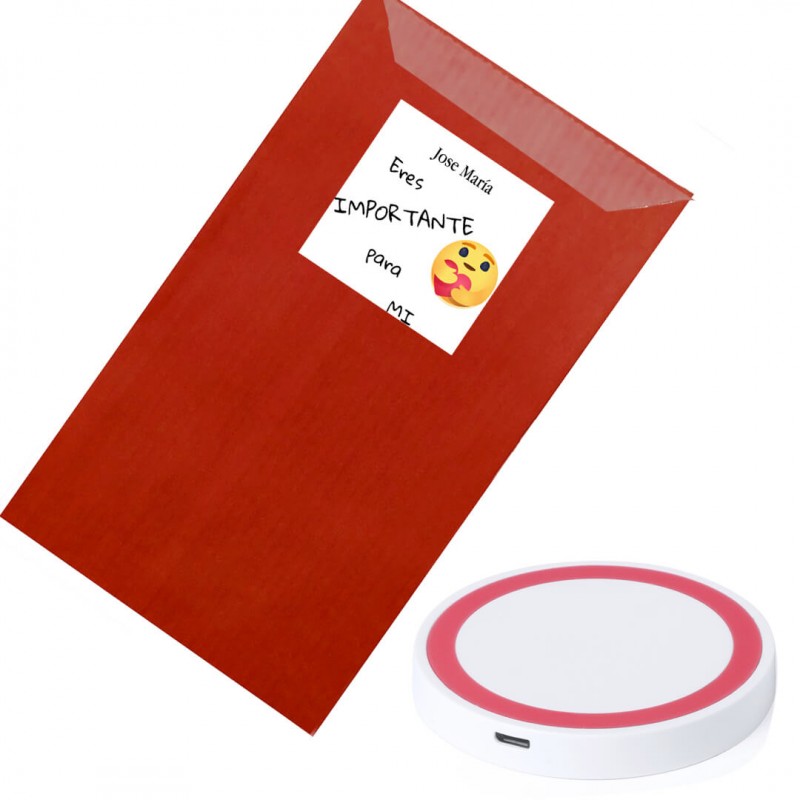 Carregador sem fio em um envelope kraft vermelho personalizado com um adesivo "Você é importante para mim".