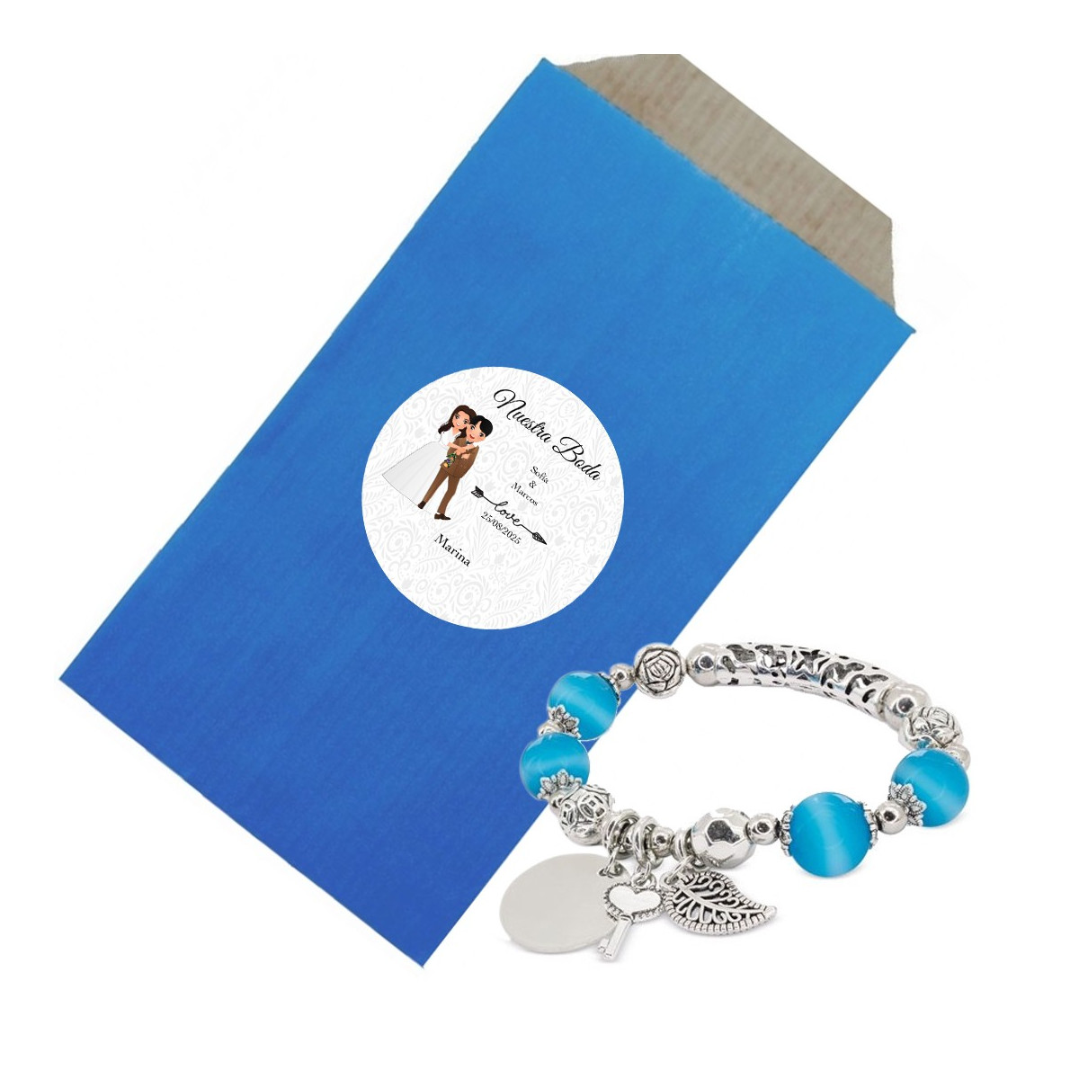 Pulseira em envelope kraft azul com adesivo personalizado com o nome dos convidados e dos noivos