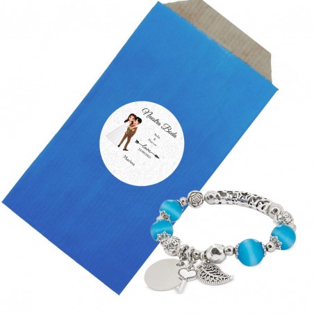 Pulseira em envelope kraft azul com adesivo personalizado com o nome dos convidados e dos noivos
