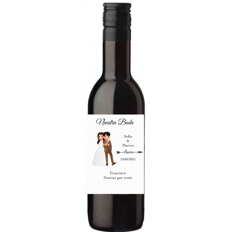 Vinho com adesivo personalizado com nome de convidados e noivos para casamentos
