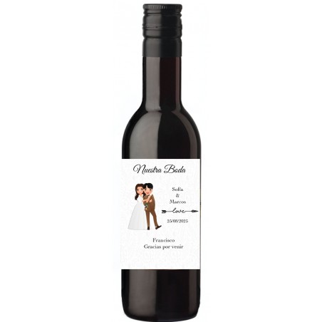 Vinho com adesivo personalizado com nome dos convidados e noivos