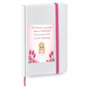 Caderno personalizado com o nome do convidado e adesivo de primeira comunhão da menina