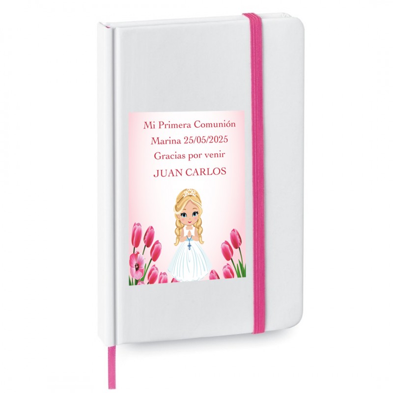 Caderno personalizado com o nome do convidado e adesivo de primeira comunhão da menina