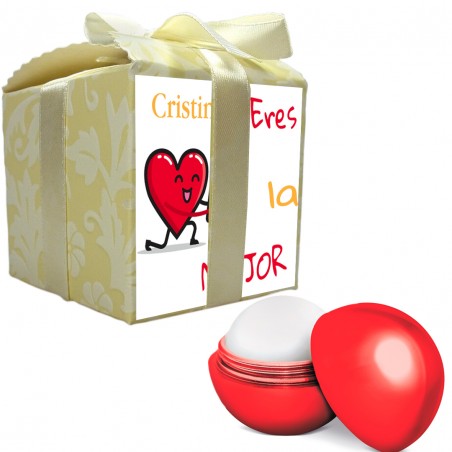 Bálsamo labial vermelho apresentado em uma caixa de presente com um adesivo de nome personalizado