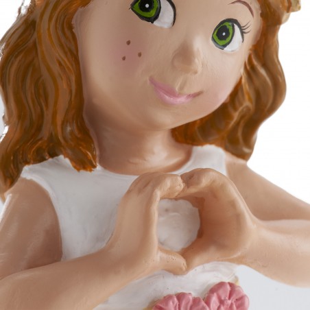 Figura cake girl comunhão betty com mãos de coração