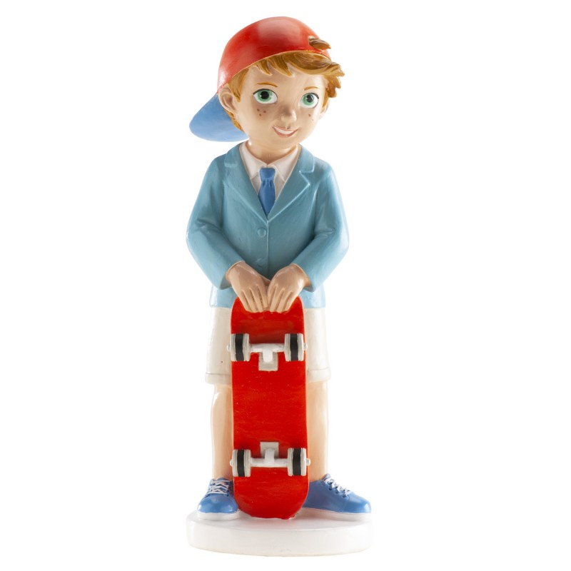 Figura do bolo de menino da comunhão com boné e patinete