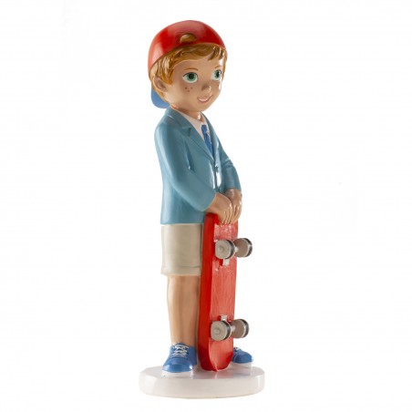 Figura do bolo de menino da comunhão com boné e patinete