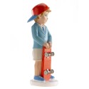 Figura do bolo de menino da comunhão com boné e patinete