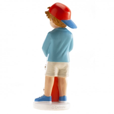 Figura do bolo de menino da comunhão com boné e patinete