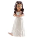 Figura de bolo menina morena com jaqueta rosa e tênis esportivos