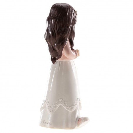 Figura de bolo menina morena com jaqueta rosa e tênis esportivos
