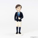 Figura de bolo comunhão menino moreno com calças curtas