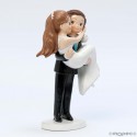 Figura de bolo de casamento noiva nos braços
