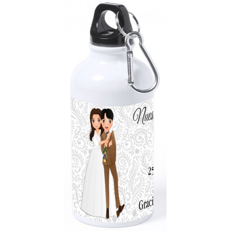 Botelha personalizada com o nome do convidado ou frase de agradecimento, nome dos noivos e data do casamento.