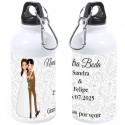 Botelha personalizada com o nome do convidado ou frase de agradecimento, nome dos noivos e data do casamento.
