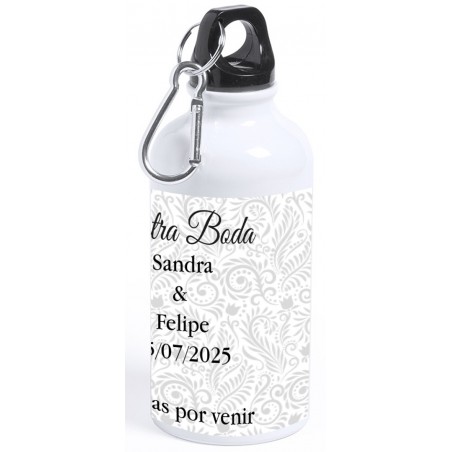 Botelha personalizada com o nome do convidado ou frase de agradecimento, nome dos noivos e data do casamento.