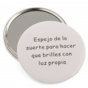 Espelho com frase e caneta batom com confete apresentado em bolsa de organza