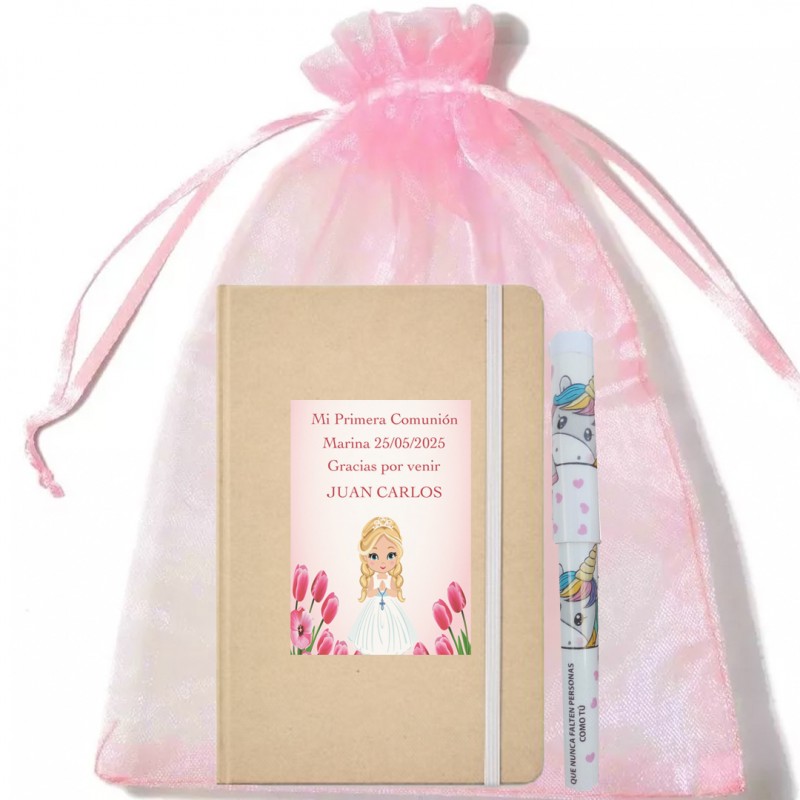 Caderno personalizado com nome da convidada e caneta em bolsa de organza