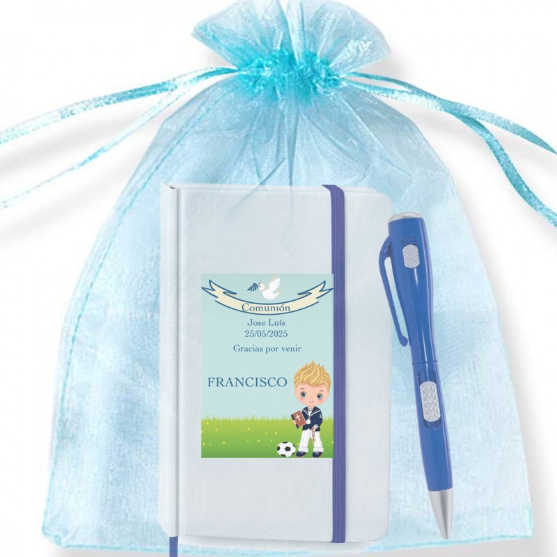 Caderno personalizado com nome do convidado e caneta lanterna em saquinho de organza