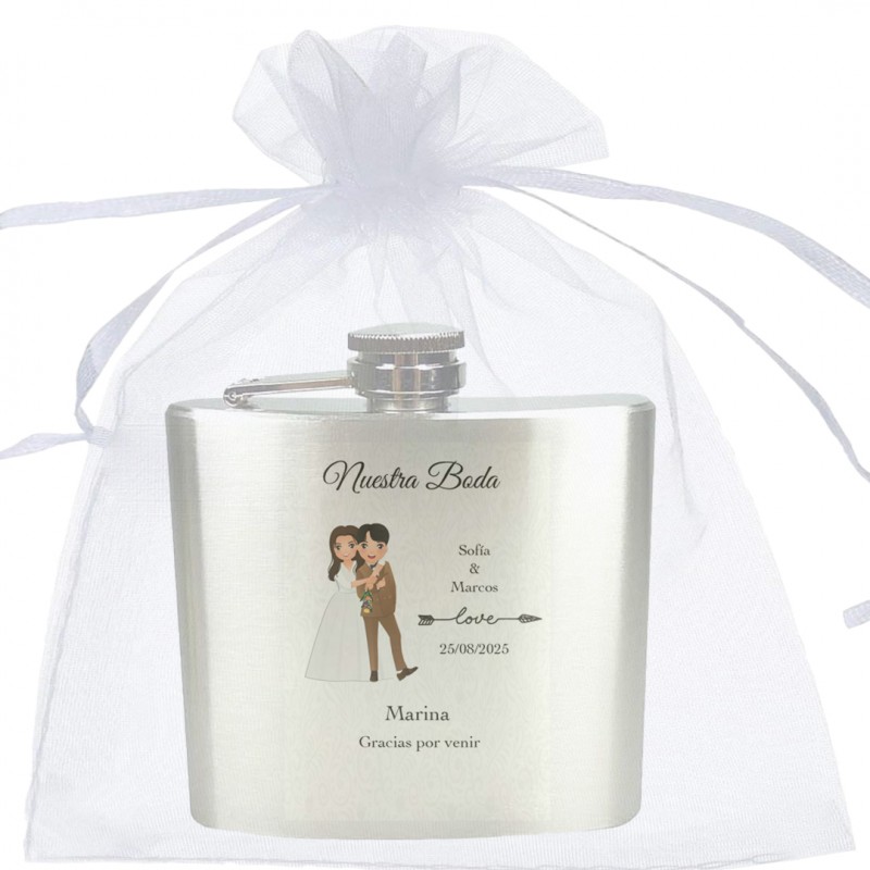 Flask com nome do convidado, nome dos noivos, data e frase apresentada em bolsa de organza branca personalizada