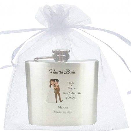 Flask com nome do convidado, nome dos noivos, data e frase apresentada em bolsa de organza branca personalizada