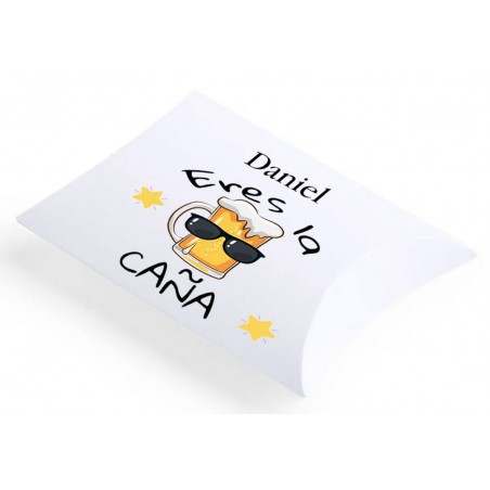 Pulseira trançada com nome do convidado em adesivo personalizado e caixa de presente