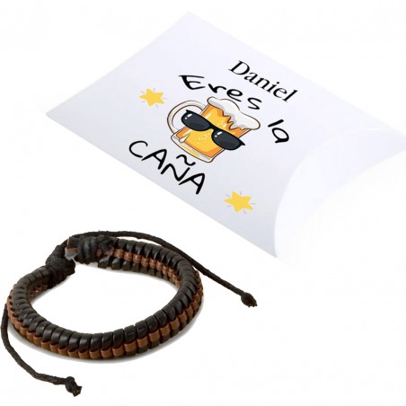 Pulseira trançada com nome do convidado em adesivo personalizado e caixa de presente