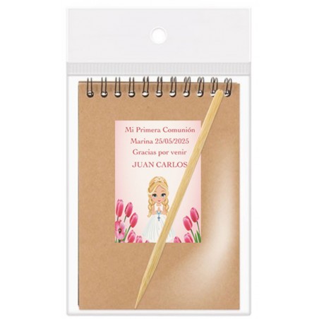 Caderno Scrapy com nomes dos convidados em uma bolsa de organza personalizada