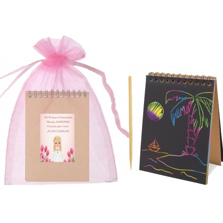 Caderno Scrapy com nomes dos convidados em uma bolsa de organza personalizada