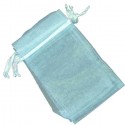 Caderno scrapy com nome do convidado apresentado em saco de organza azul claro